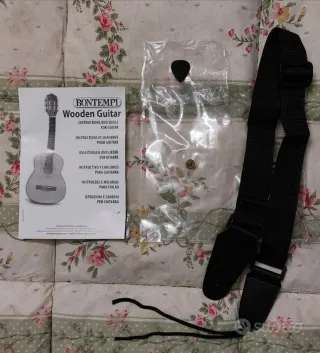 Chitarra acustica bianca decorata