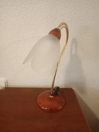 Lámpara de mesa dorada y marrón