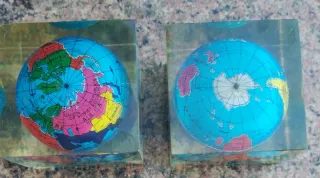 Par de pisapapeles globo terráqueo