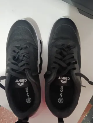 Zapatillas deportivas negras y blancas