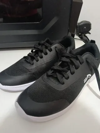 Zapatillas deportivas negras y blancas