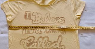 Camiseta Y2K amarilla graphic tee