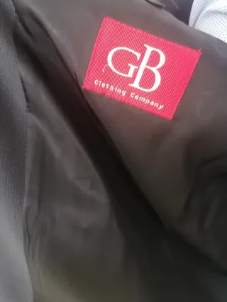 Traje gris oscuro hombre