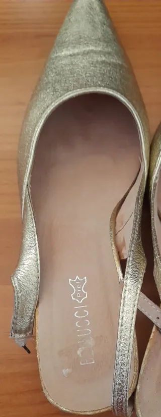 Zapatos de fiesta dorados