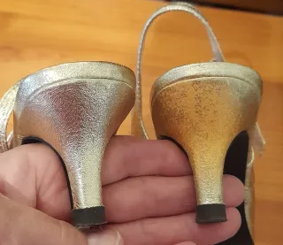 Zapatos de fiesta dorados