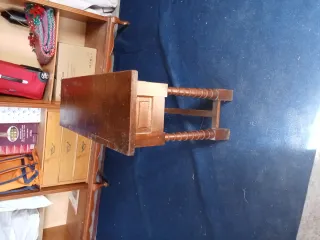 Mueble de madera marrón