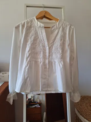Blusa branca bordada