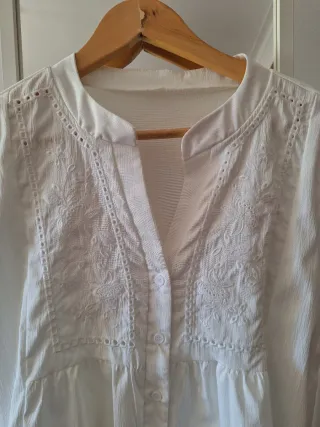 Blusa branca bordada