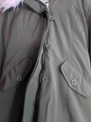 Parka caqui con capucha y pelo rosa