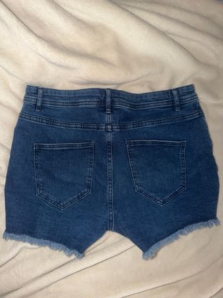 Pantalones cortos vaqueros desgastados