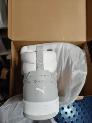 Zapatillas Puma Blancas y Grises sin estrenar.