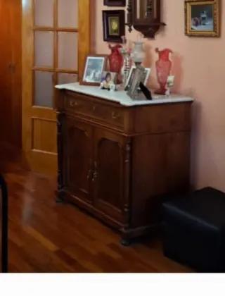 Cómoda clásica con tapa de mármol.