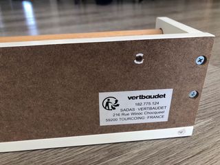 Estantería infantil blanca con barra