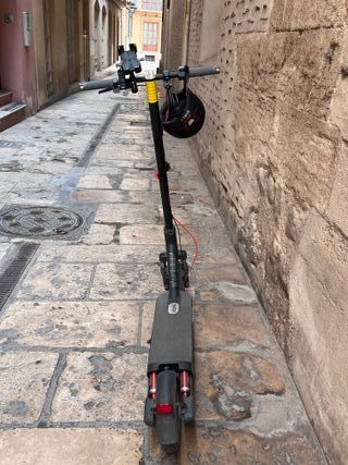 Patinete eléctrico con casco y candado