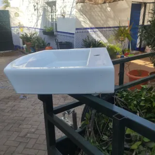 Lavabo pequeño de porcelana