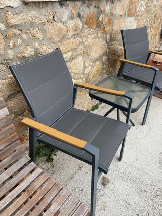 Conjunto exterior: 2 sillas y mesa