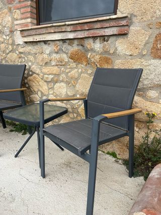 Conjunto exterior: 2 sillas y mesa