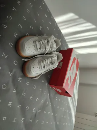 Zapatillas Nike Mujer Beige/Blanco NIKE COURT