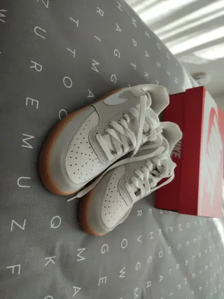 Zapatillas Nike Mujer Beige/Blanco NIKE COURT