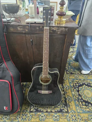 Guitarra Acústica Negra con Funda