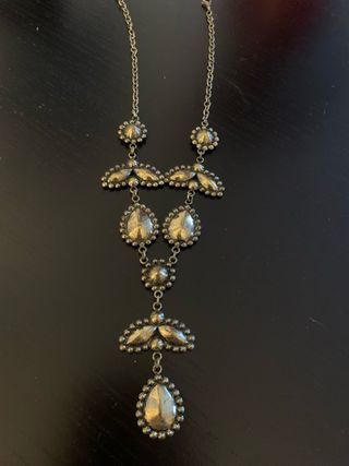 Collar dorado con piedras blancas y melocotón