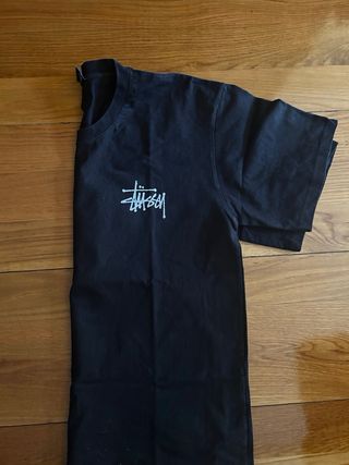 Camiseta negra de la marca stussy