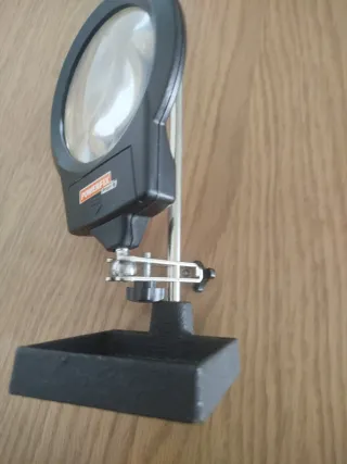 Lupa con luz LED para reloj