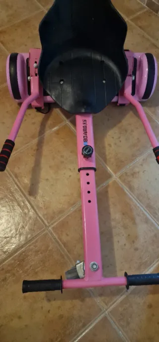 Hoverboard con asiento y ruedas con luces.