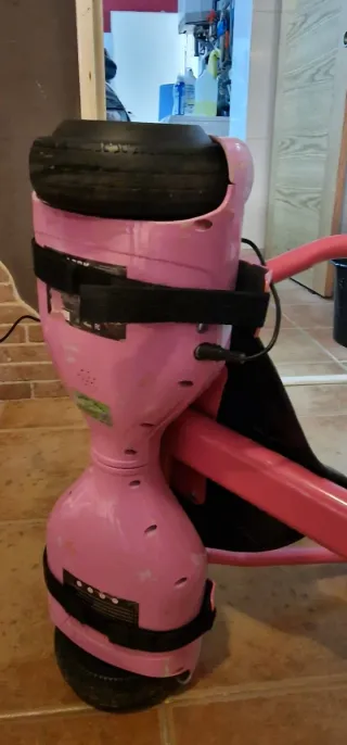 Hoverboard con asiento y ruedas con luces.