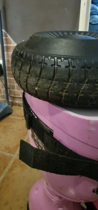 Hoverboard con asiento y ruedas con luces.