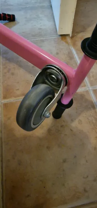 Hoverboard con asiento y ruedas con luces.