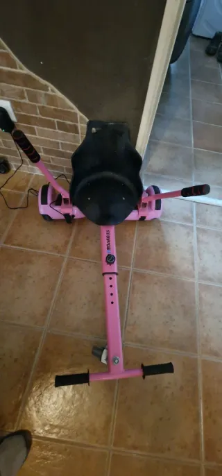 Hoverboard con asiento y ruedas con luces.