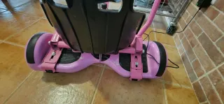 Hoverboard con asiento y ruedas con luces.