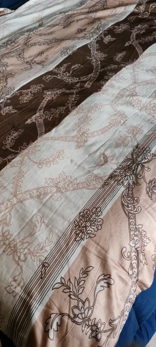 Copripiumino singolo con federa quadrata grande.