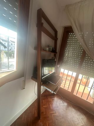 Escritorio se madera con estanteria
