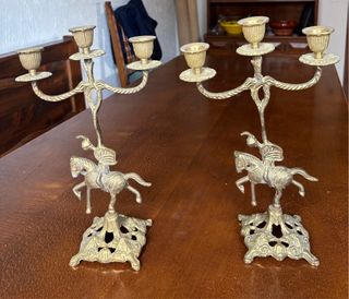 Candelabros de bronce con jinete
