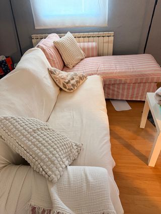Sofá chaise longue rosa y blanco