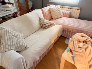 Sofá chaise longue rosa y blanco