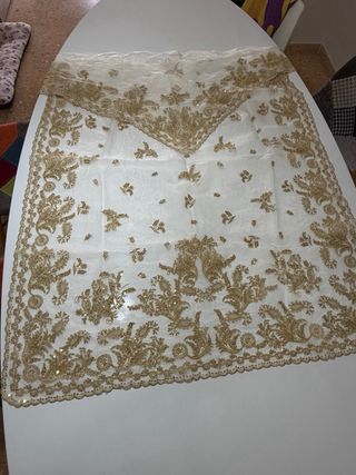 Manteleta dorada fallera con pico