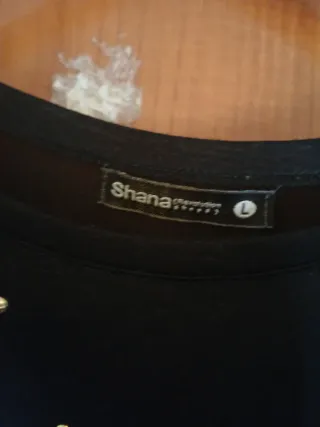 Camiseta negra manga corta con tachuelas doradas