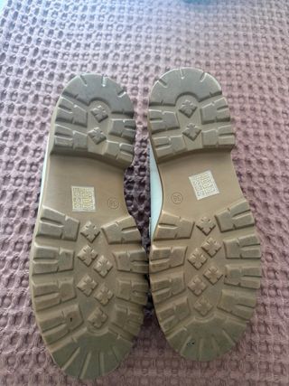 Zapatos mocasines en color beig con hebilla dorada