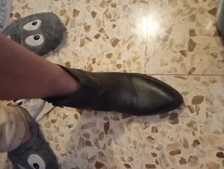 Botín piel negro con detalle metalizado.