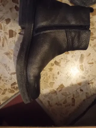 Botín piel negro con detalle metalizado.