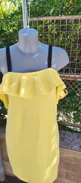 Vestido amarillo con volantes y tirantes