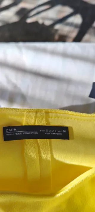 Vestido amarillo con volantes y tirantes