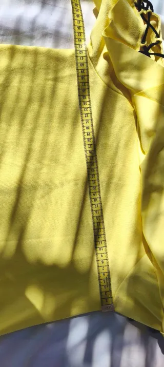 Vestido amarillo con volantes y tirantes