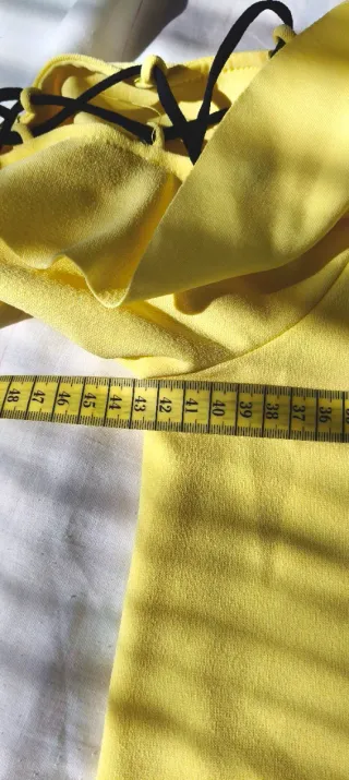 Vestido amarillo con volantes y tirantes