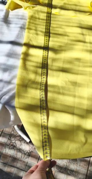 Vestido amarillo con volantes y tirantes