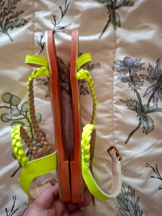 Sandalias planas amarillas flúor