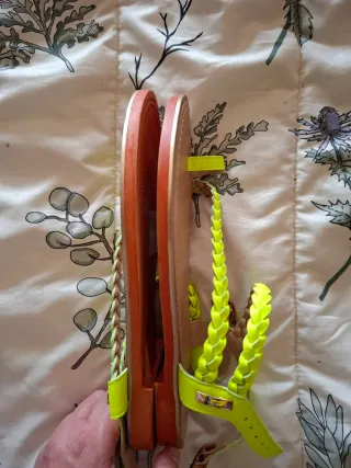 Sandalias planas amarillas flúor